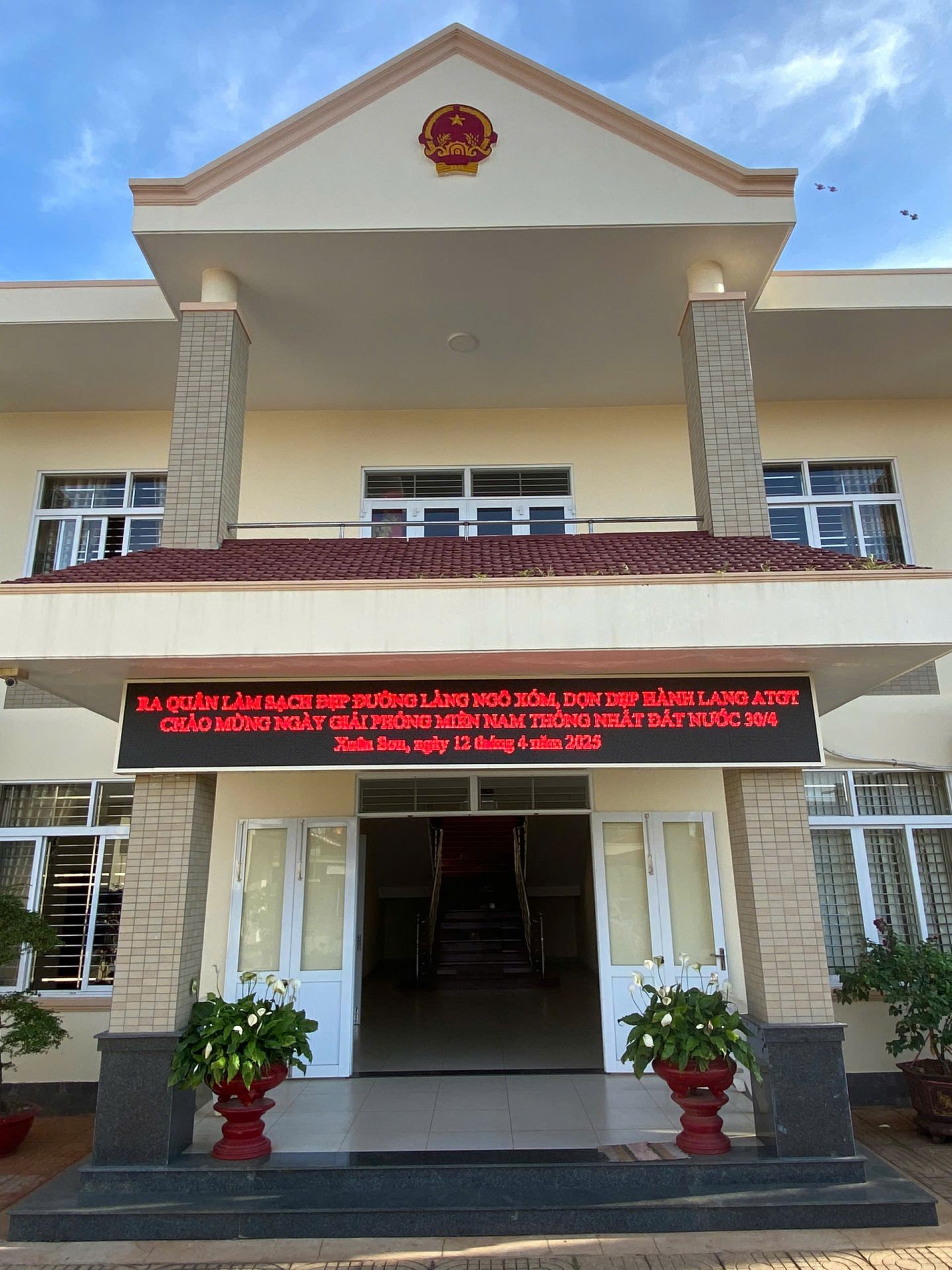 xã Xuân Sơn ra quân làm sạch đẹp đường làng, ngỏ xóm, dọn dẹp hành lang ATGT và chỉnh trang đô thị chào mừng kỷ niệm 50 năm giải phóng miền Nam thống nhất đất nước